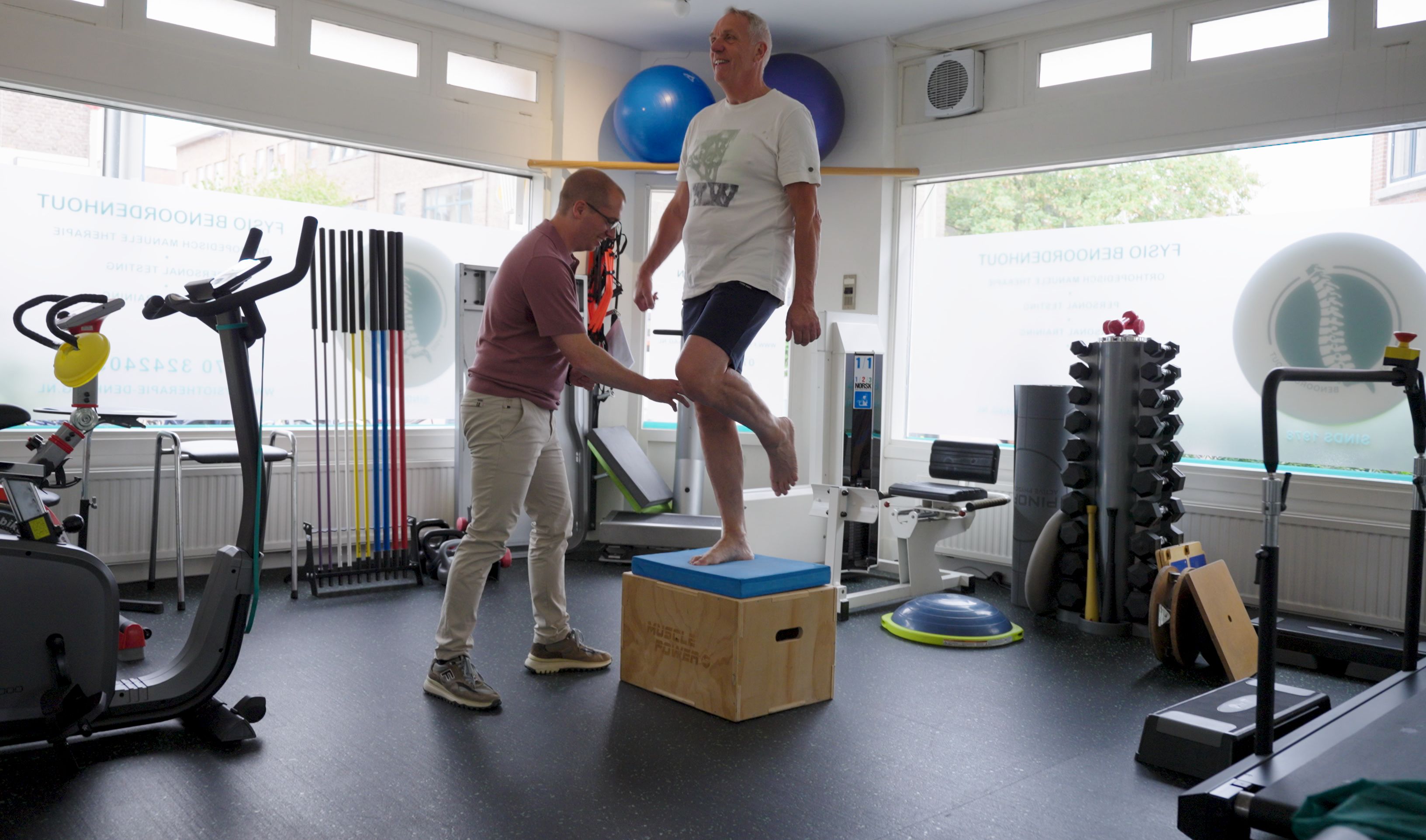 Begeleiding bij een stabiliteitsoefening tijdens herstel bij Grip Healthcare