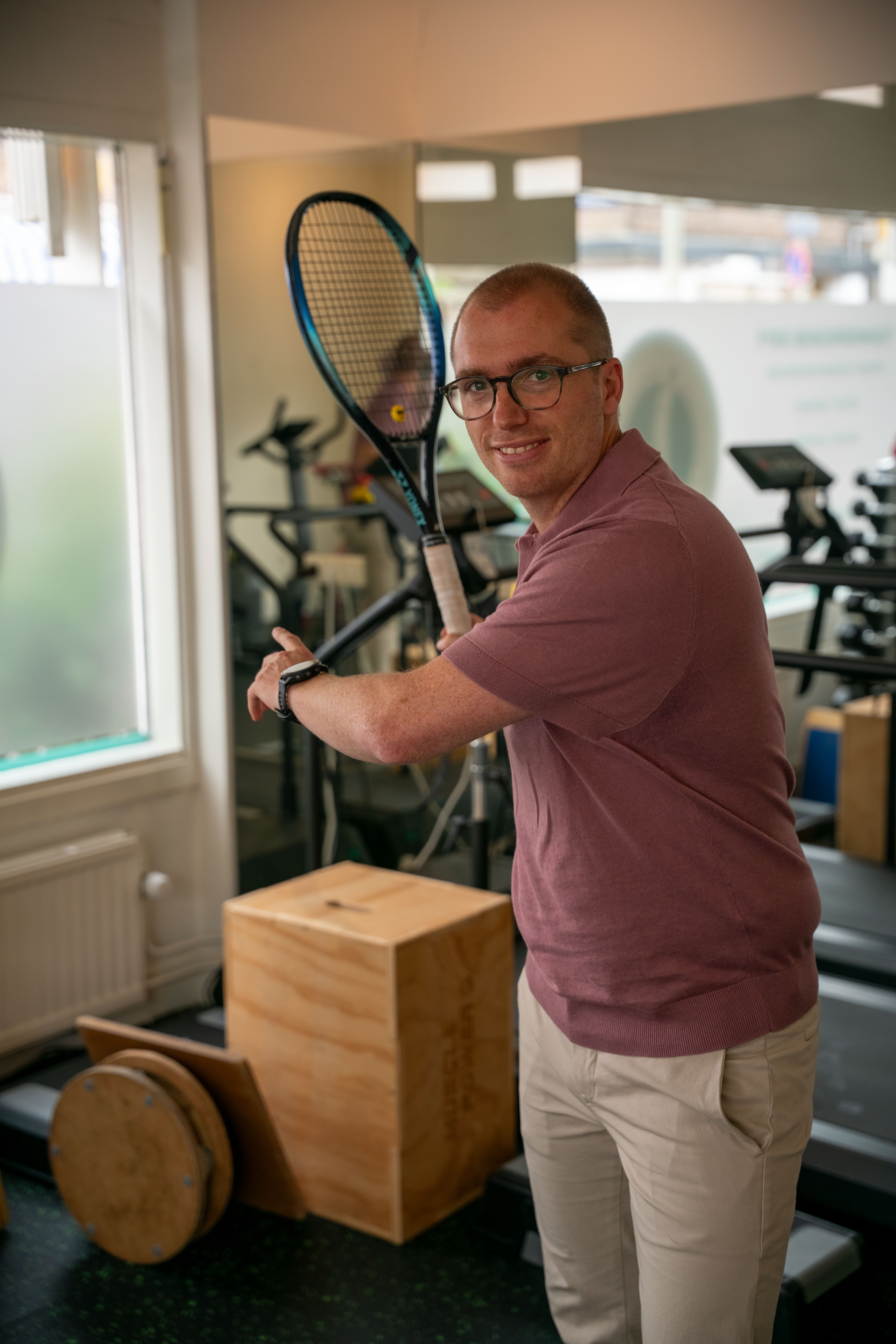 Maurice met een tennisracket bij Grip Healthcare